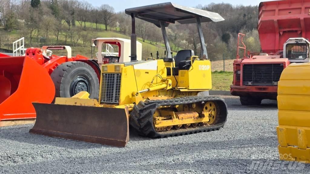 Komatsu D20P-7 Kāpurķēžu buldozeri