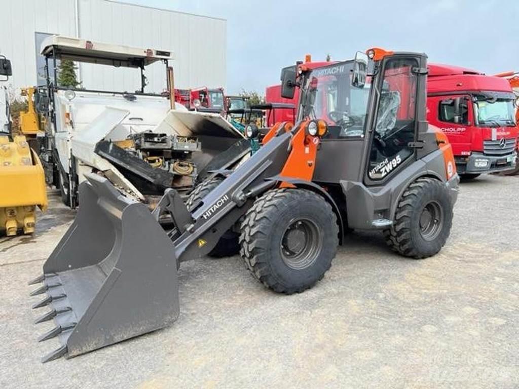 Hitachi ZW95-6C Iekrāvēji uz riteņiem