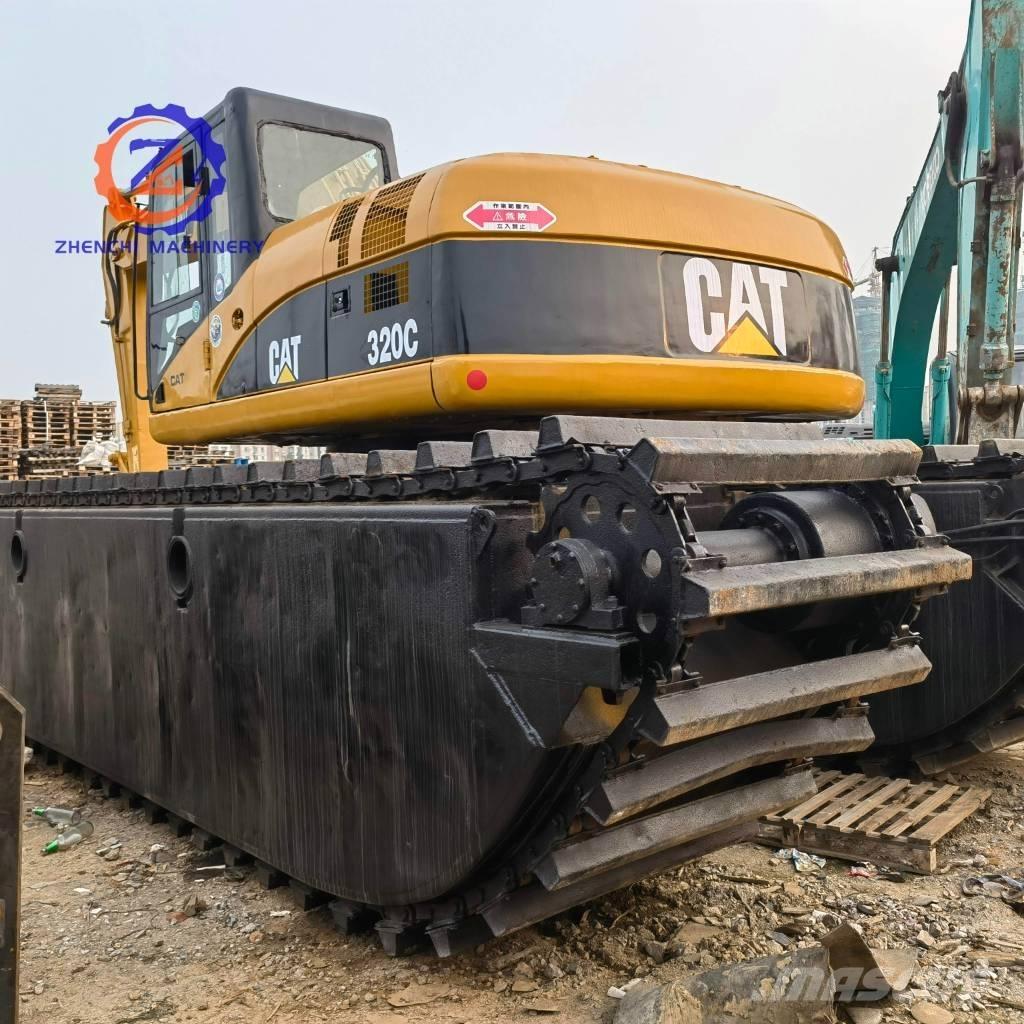 CAT 320 C Amfībijas tipa ekskavatori
