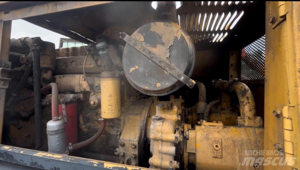 CAT 215 Kāpurķēžu ekskavatori