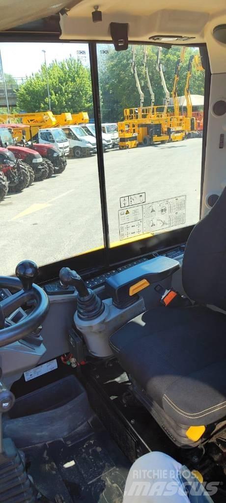 JCB Hydradig Ekskavatori uz riteņiem