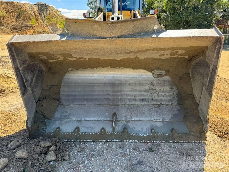 Volvo L 90 F Iekrāvēji uz riteņiem