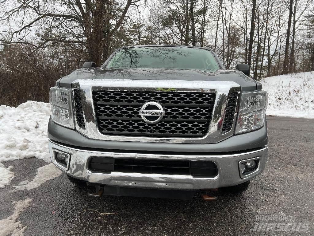 Nissan TITAN XD Vieglais kravas automobilis/izkraušana no sāniem