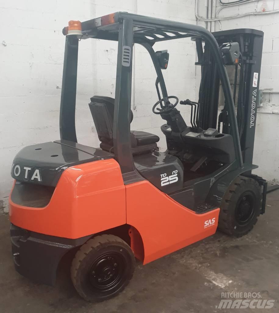 Toyota 52-8 FD 25 Tehnika ar dīzeļa dzinēju