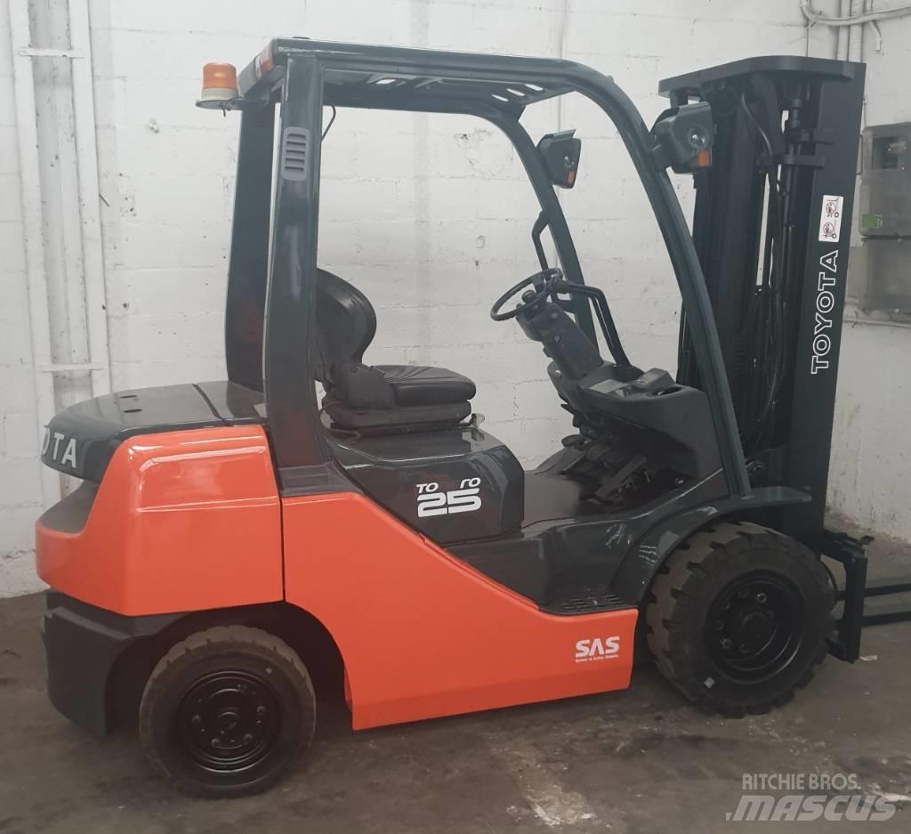 Toyota 52-8 FD 25 Tehnika ar dīzeļa dzinēju