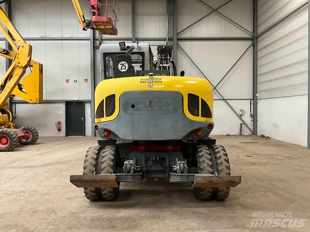 Neuson EW 100 Ekskavatori uz riteņiem