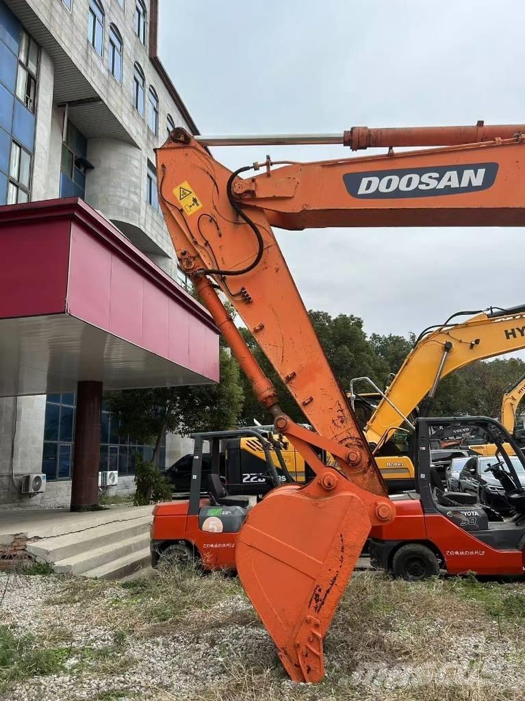 Doosan DH 210 W-7 Ekskavatori uz riteņiem