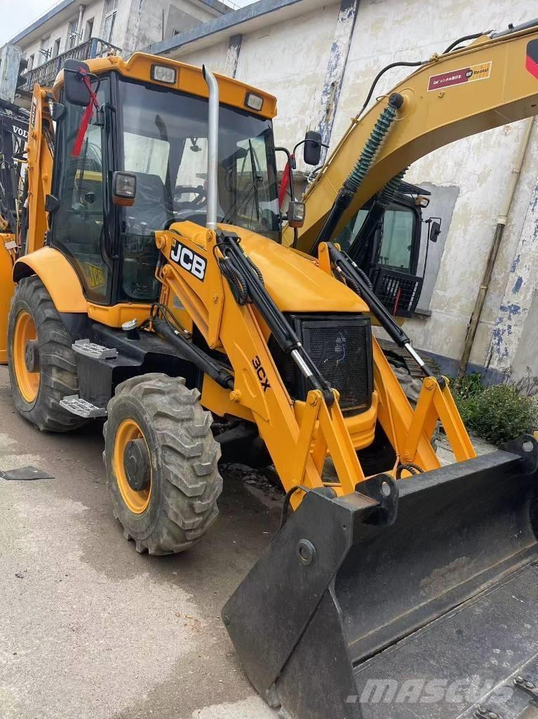 JCB 3CX Ekskavatori-iekrāvēji