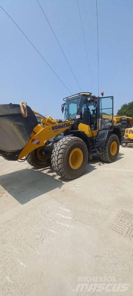 Komatsu WA270-8 Iekrāvēji uz riteņiem
