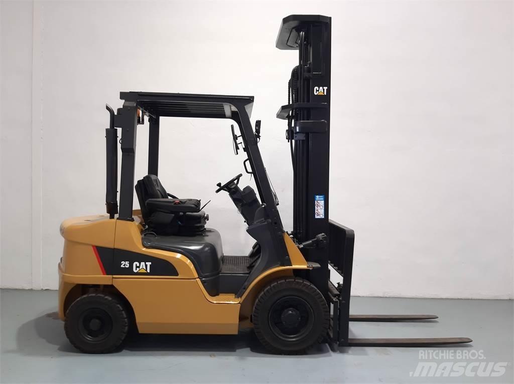 CAT DP25NT Tehnika ar dīzeļa dzinēju