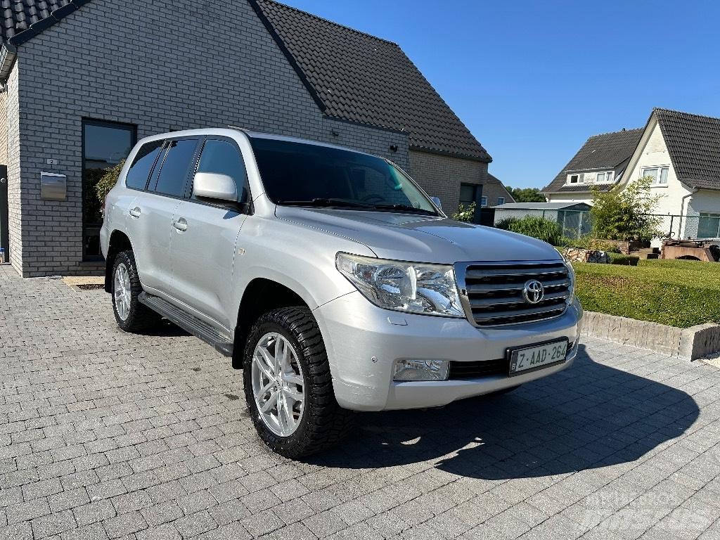 Toyota Landcruiser Visurgājēji/apvidus automobīļi