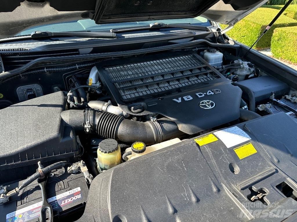 Toyota Landcruiser Visurgājēji/apvidus automobīļi