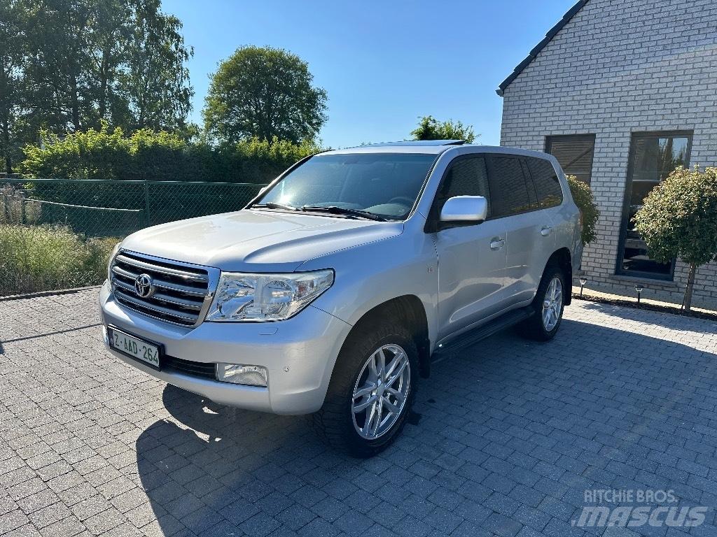 Toyota Landcruiser Visurgājēji/apvidus automobīļi