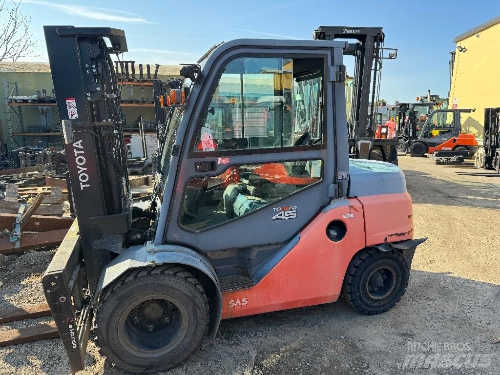 Toyota 40-8FD40N Tehnika ar dīzeļa dzinēju