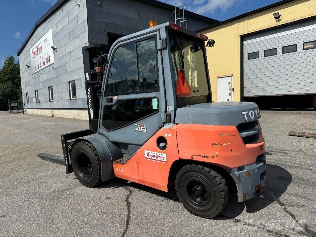 Toyota 40-8FD40N Tehnika ar dīzeļa dzinēju