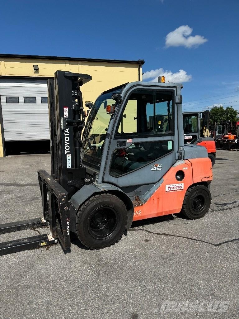 Toyota 40-8FD40N Tehnika ar dīzeļa dzinēju
