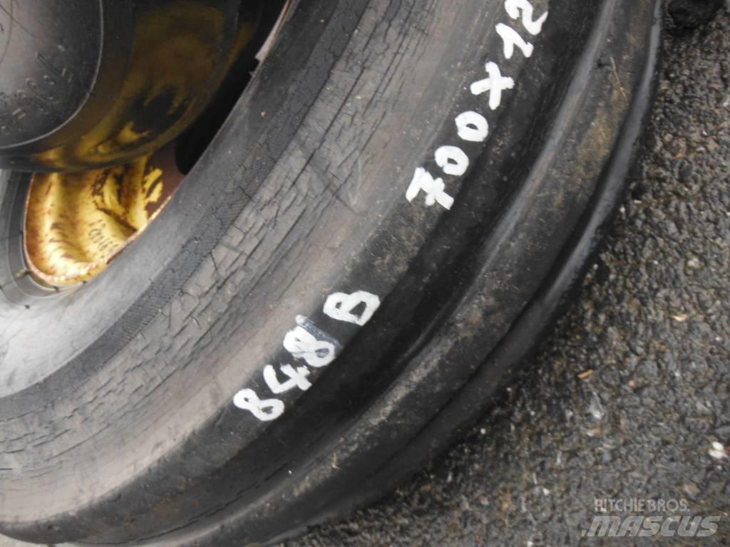 Dunlop 7.00X12 Riepas, riteņi un diski