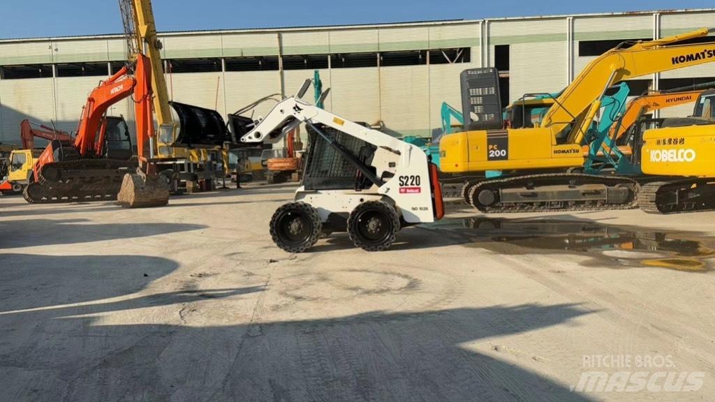 Bobcat S 220 Lietoti riteņu kompaktiekrāvēji