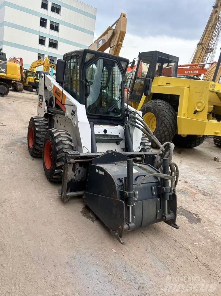 Bobcat S 220 Lietoti riteņu kompaktiekrāvēji