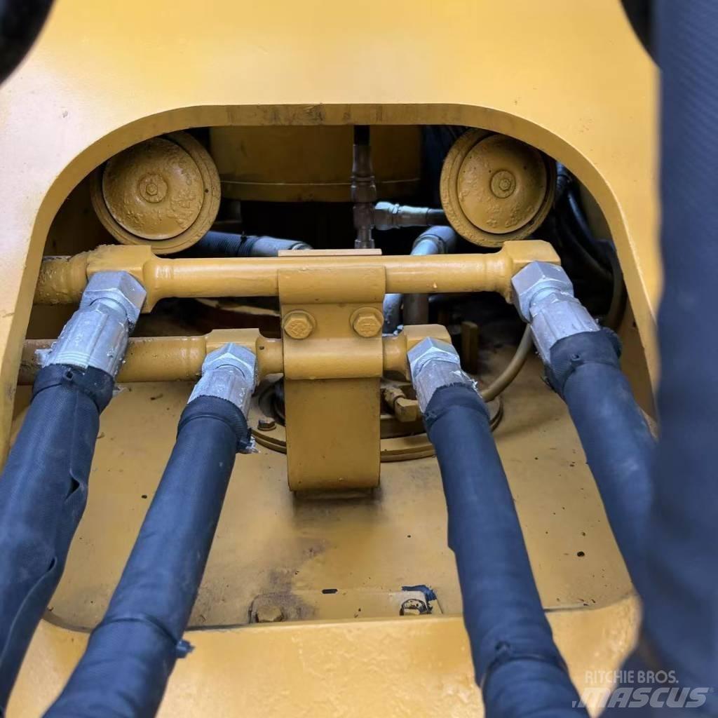 CAT 320D2 Vidēja lieluma ekskavatori 7 t - 12 t