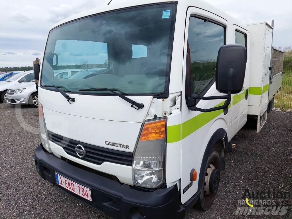 Nissan Cabstar Vieglais kravas automobilis/izkraušana no sāniem