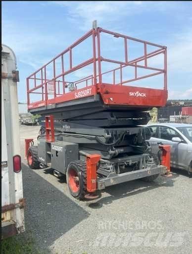 SkyJack SJ 9250 Šķerveida pacēlāji