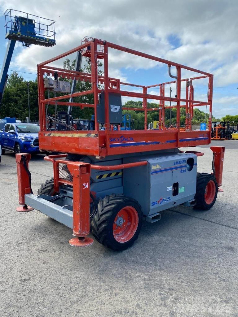 SkyJack SJ 6826 RT Šķerveida pacēlāji