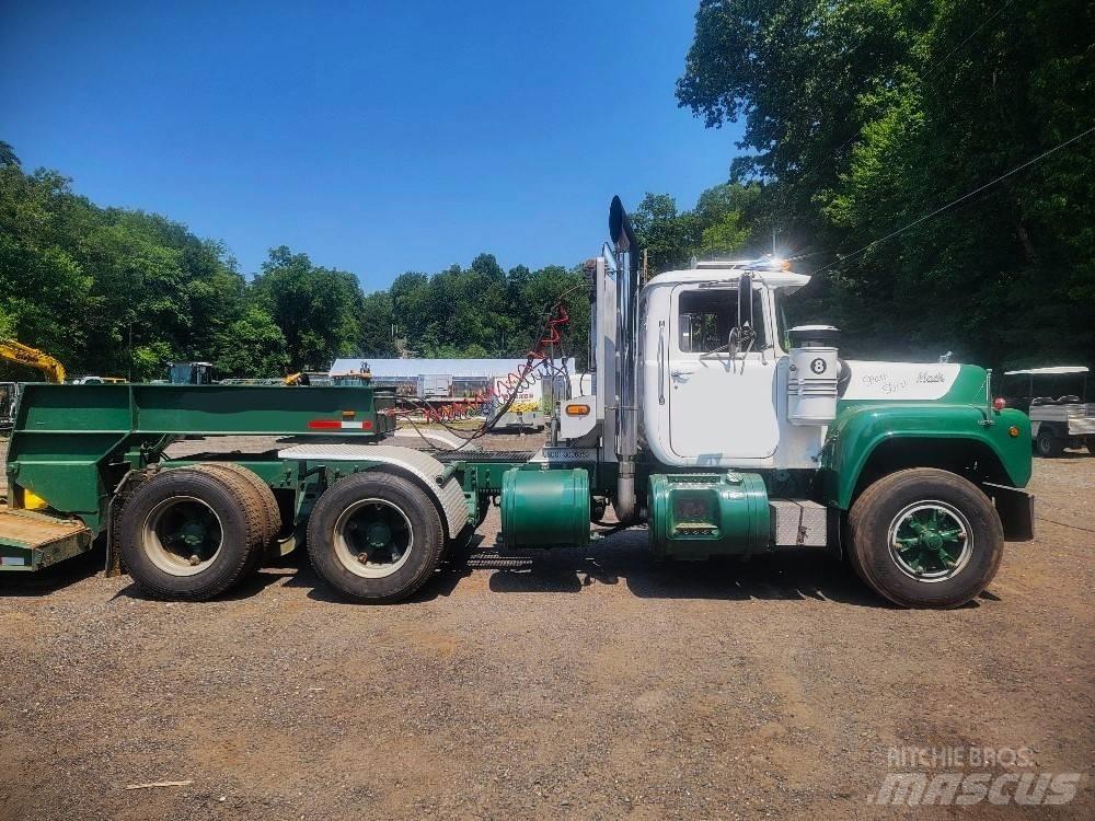 Mack R 688 ST Vilcēji
