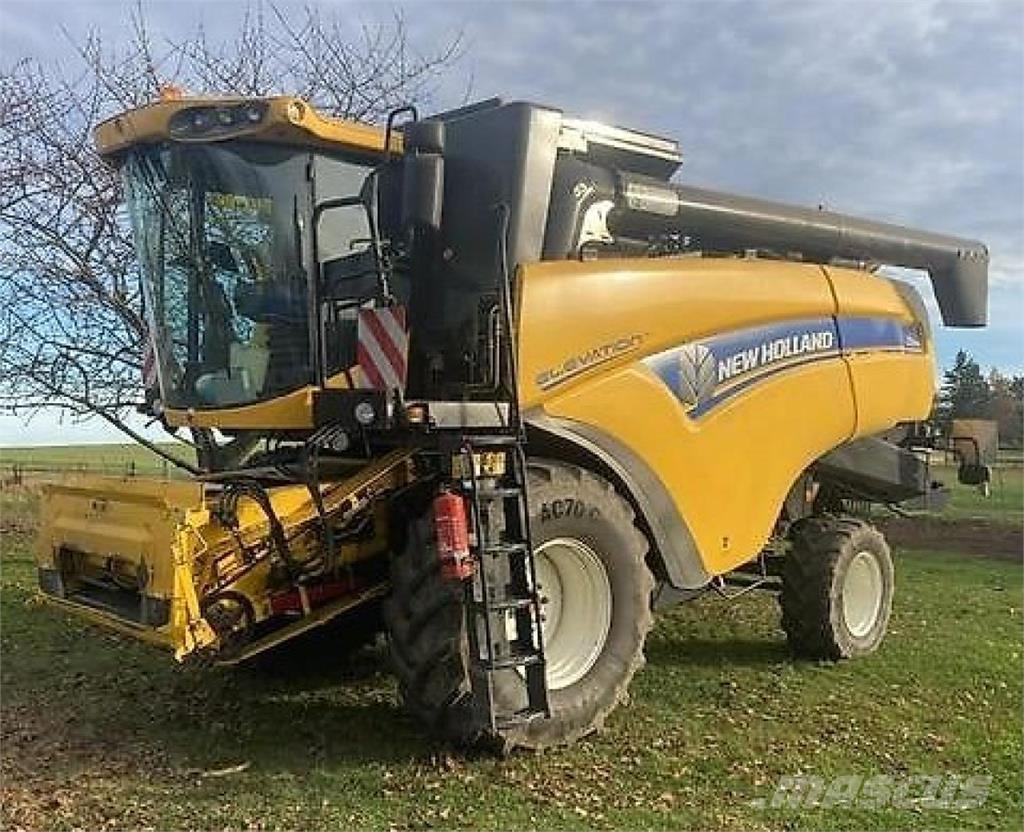 New Holland CX5090 Ražas novākšanas kombaini