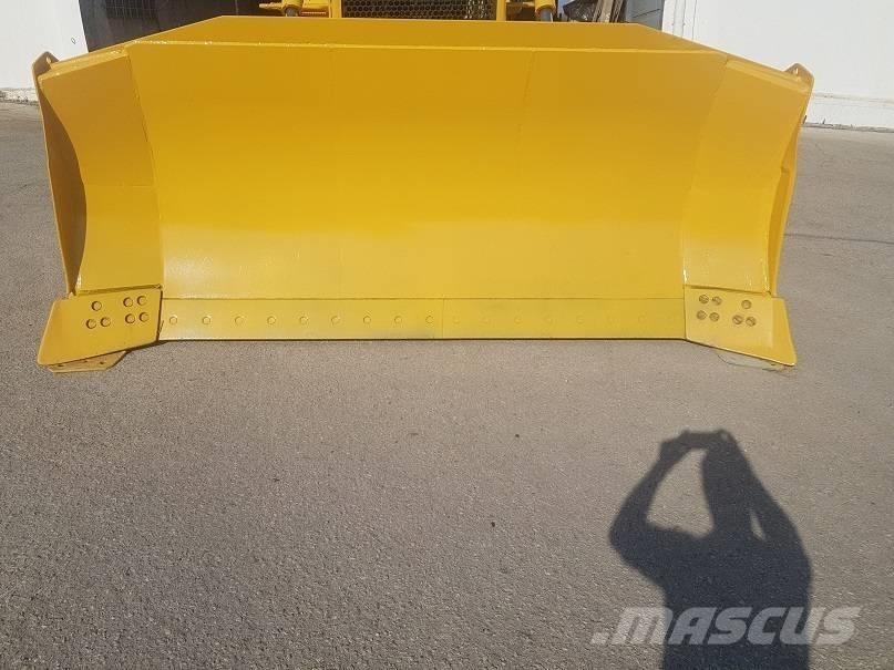 Komatsu D65EX-15 Kāpurķēžu buldozeri
