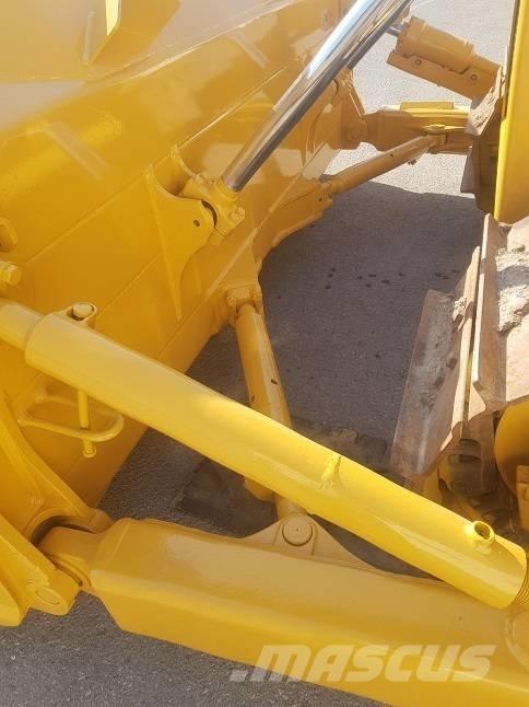 Komatsu D65EX-15 Kāpurķēžu buldozeri