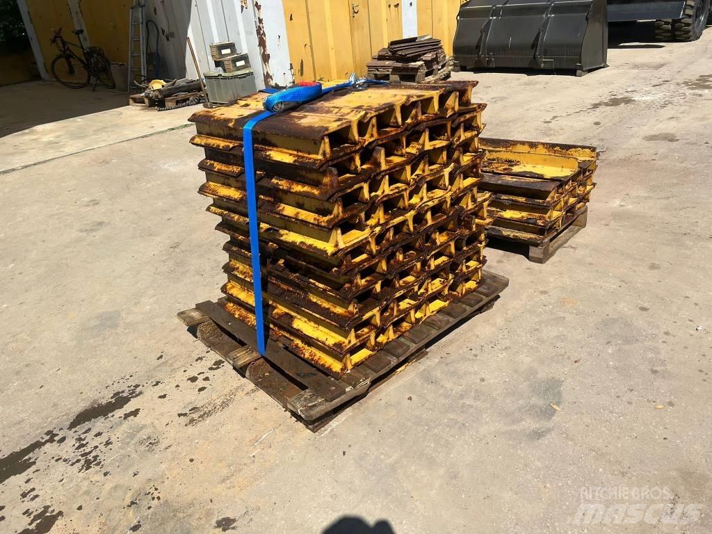 CAT D 6 Sliedes, ķēdes un šasija