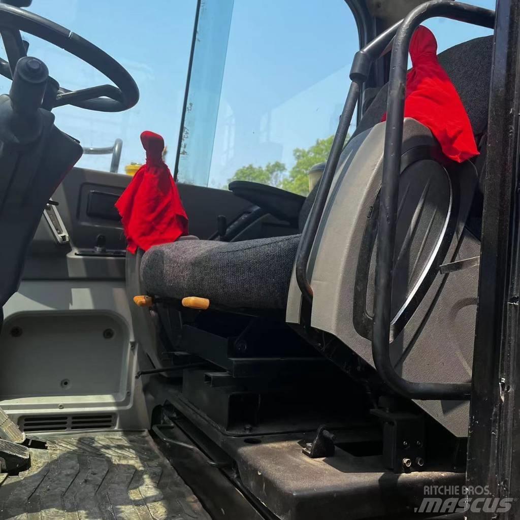 Hyundai R60W-7 Ekskavatori uz riteņiem