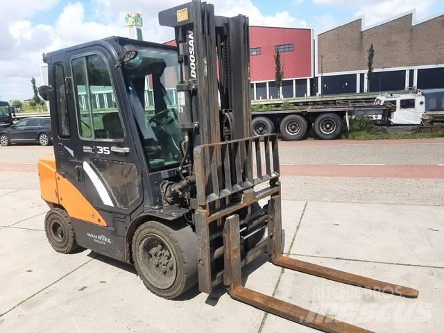 Doosan D 35 C-7 Tehnika ar dīzeļa dzinēju