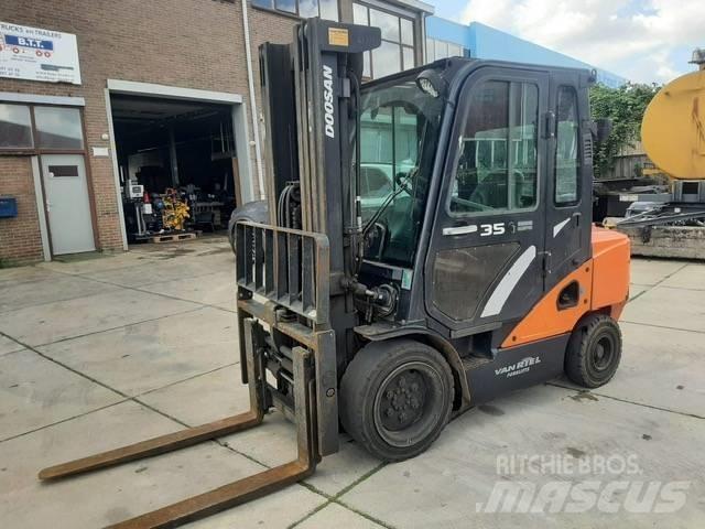 Doosan D 35 C-7 Tehnika ar dīzeļa dzinēju