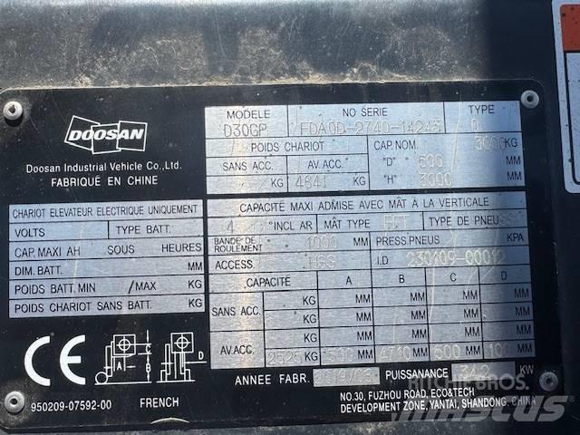 Doosan D30 Plus Tehnika ar dīzeļa dzinēju