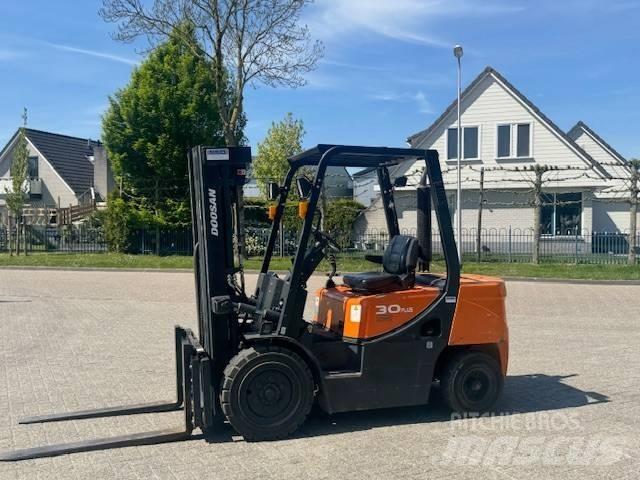 Doosan D30 Plus Tehnika ar dīzeļa dzinēju