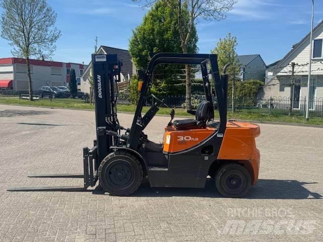 Doosan D30 Plus Tehnika ar dīzeļa dzinēju