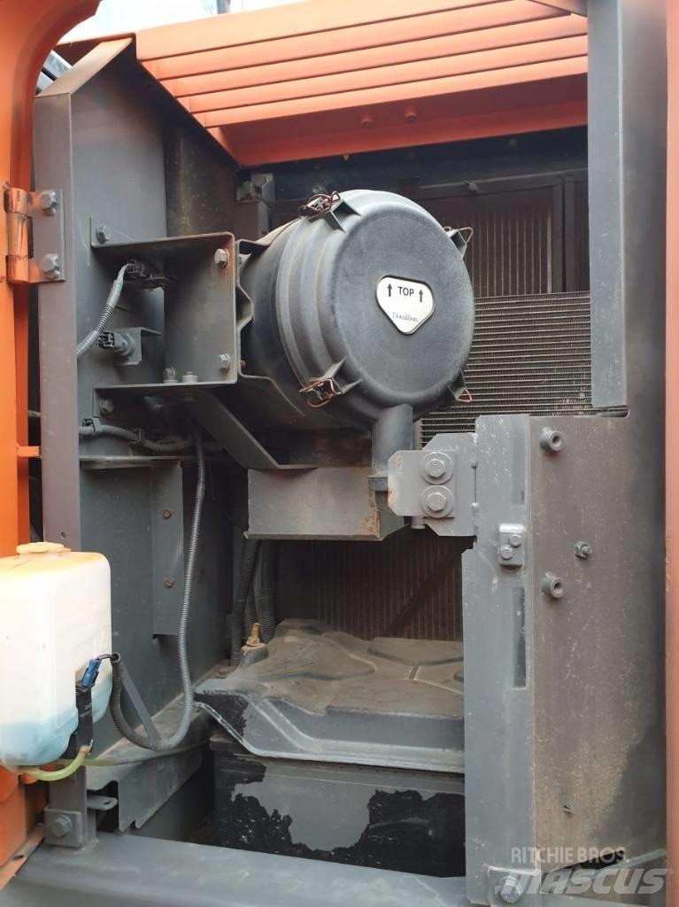 Hitachi ZX225USLC-3 Kāpurķēžu ekskavatori