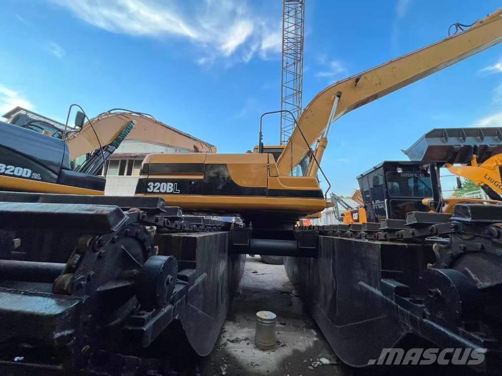 CAT 320 B L Amfībijas tipa ekskavatori