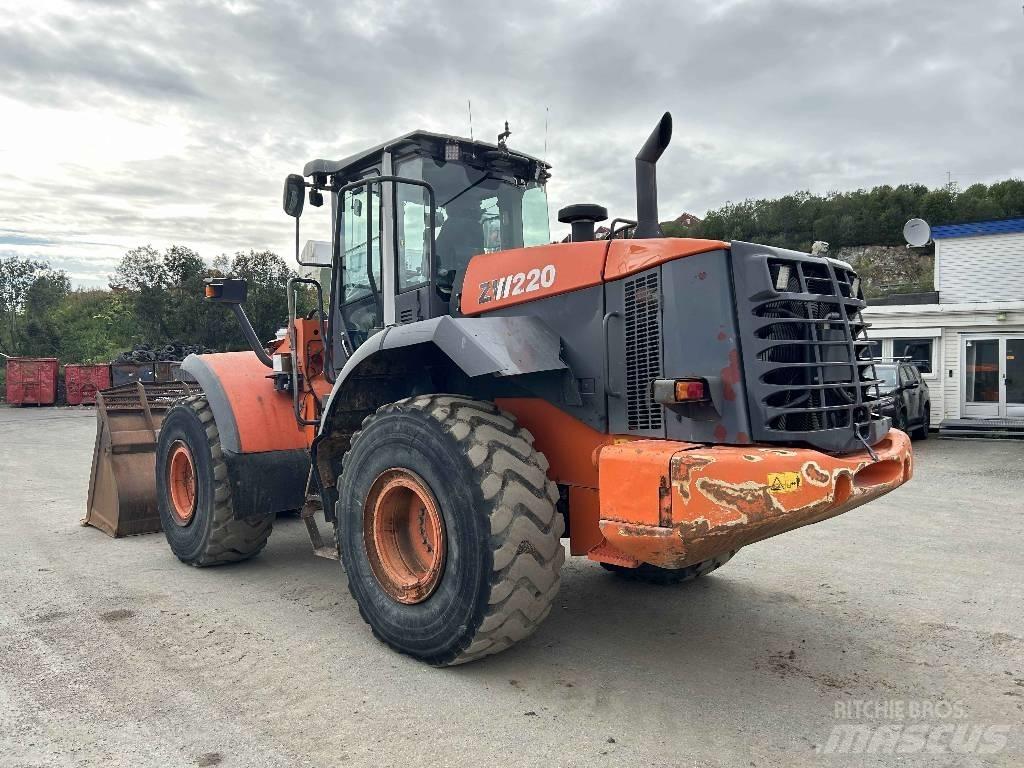 Hitachi ZW 220 Iekrāvēji uz riteņiem
