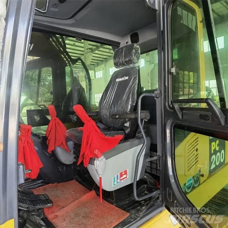 Komatsu PC200-8 Kāpurķēžu ekskavatori