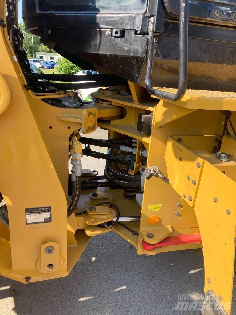 CAT 926M Iekrāvēji uz riteņiem