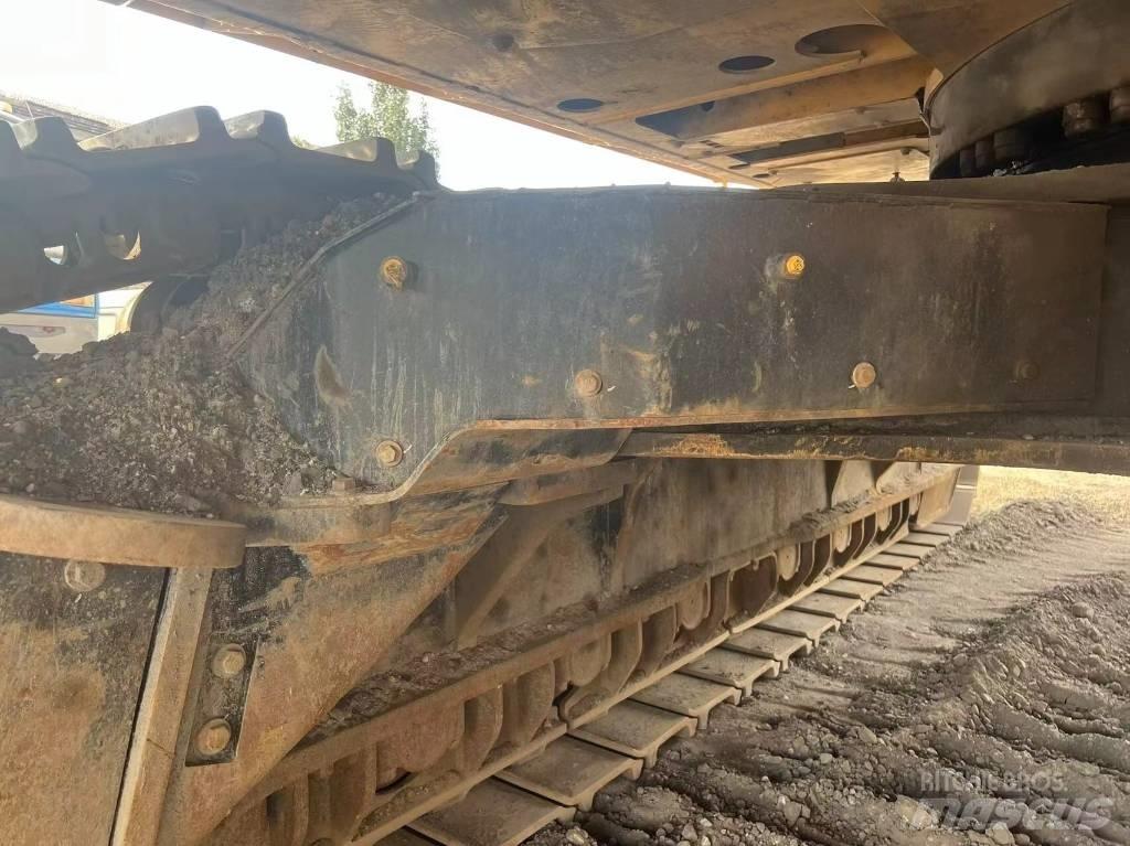CAT 374 Kāpurķēžu ekskavatori
