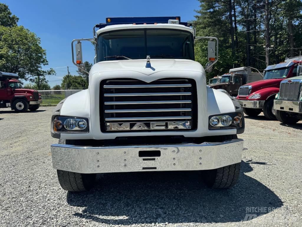 Mack GU 713 Pašizgāzējs
