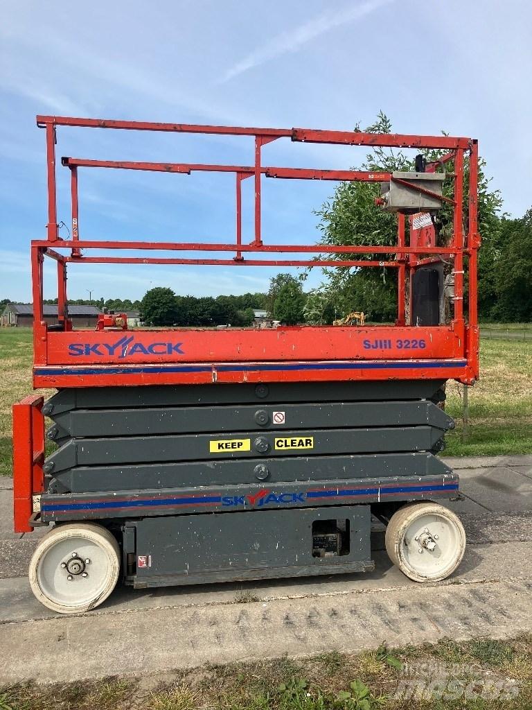 SkyJack 3226 Šķerveida pacēlāji