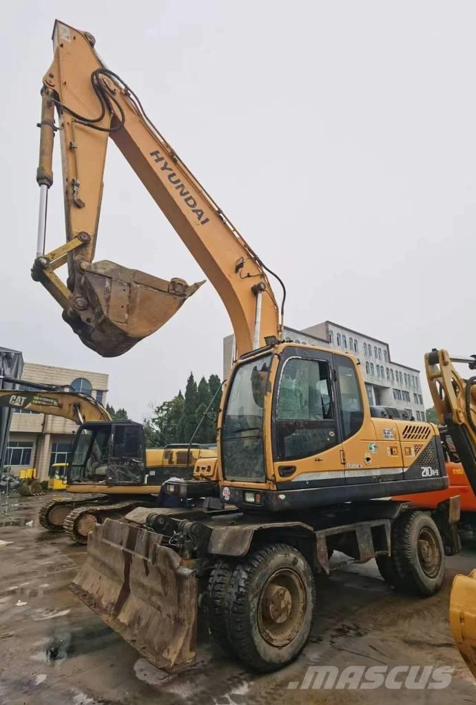 Hyundai R210W-9 Ekskavatori uz riteņiem