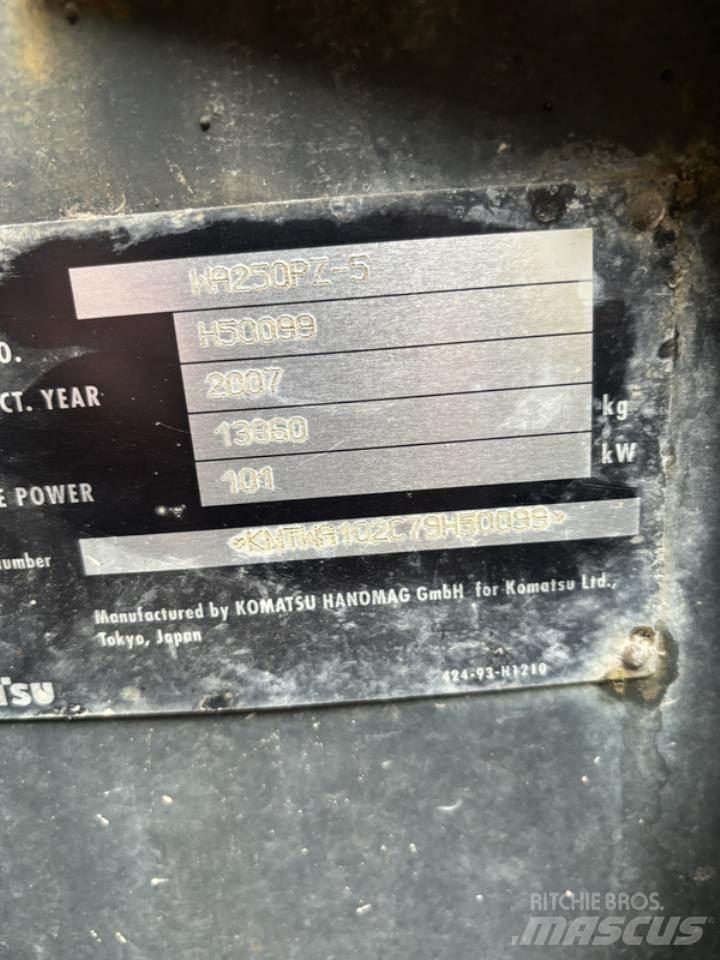 Komatsu WA250PZ-5 Iekrāvēji uz riteņiem