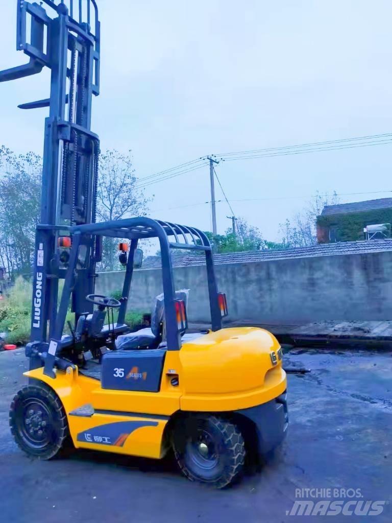 LiuGong CPC 35 Tehnika ar dīzeļa dzinēju