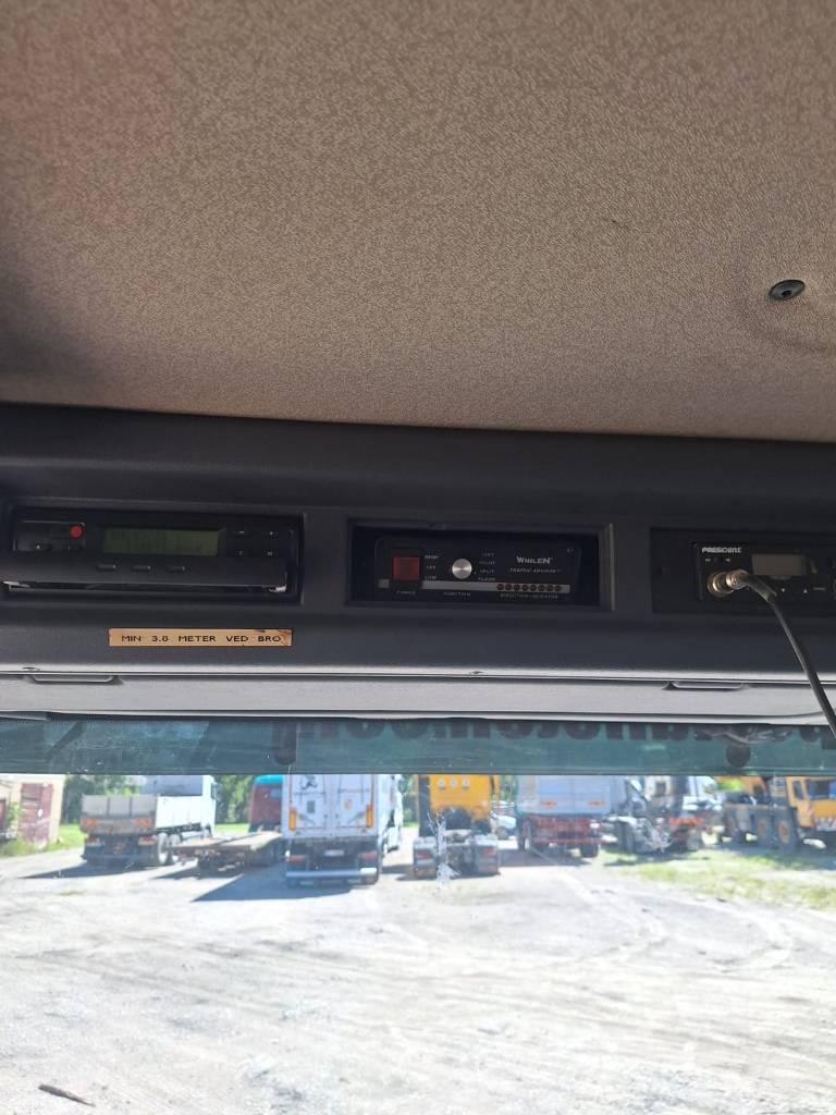 Scania P 3210 Iekrāvēju krāni